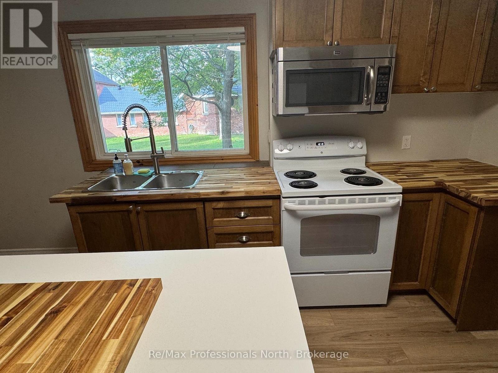 141 Hotchkiss Street, Gravenhurst, Ontario  P1P 1H6 - Photo 6 - X13805410