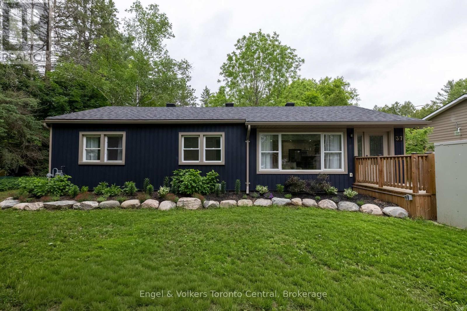 37 Spencer Street, Bracebridge, Ontario P1L 1E1 - Photo 1 - X14014298
